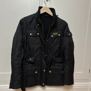 Barbour Jacka - En äkta Barbour International Polarquilt Jacket.  Den har fleece fodring och passar bra till våren. Använd enstaka gång. Inga tecken på användning, som ny. Pris kan diskuteras vid SMIDIG/SNABB affär!