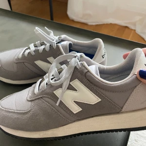 New balance skor - Jättefina New Balance skor i modellen 420⭐️⭐️ endast använda 2ggr utomhus så dem är som nya!!🙌🏼 storlek 41,5 men kan även passa stl 40! 