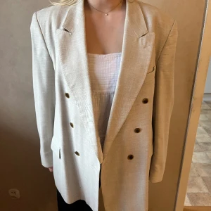 Beige blazer - Jättefin beige blazer som är perfekt nu till våren! Gjord i bra kvalitet. Oversized men skulle rekommendera till L eller XL men funkar till M också! 