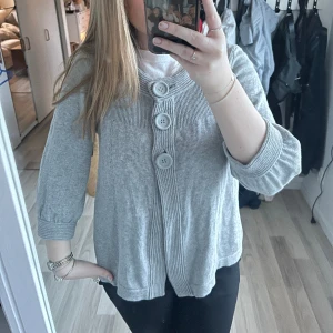 Kofta  - Super fin kofta från hm med trekvartärmar som man knäpper där uppe! 🩷Storlek L i plagget men en väldig överdrift och passar mig bra som har S i vanliga fall och passformen är S! Inga defekter!