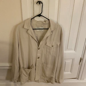 A days march overshirt - Snygg beige overshirt från a days march, väldigt bra skick knappt använt! Nypris 1300, storlek L