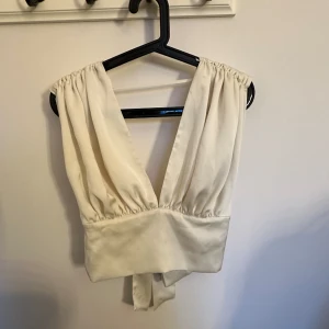 Blus  - Från Gina tricot  Använd några gånger  Stl 38 