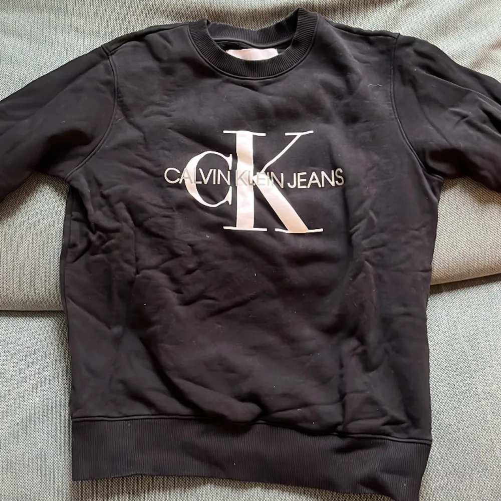 Knappt använd Calvin Klein tröja i mycket gott skick. . Tröjor & Koftor.