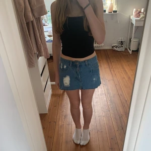 Lågmidjad jeanskjol - Super fin lågmidjad jeanskjol med slitningar som är perfekt på sommaren💕Pris går alltid att förhandlas!