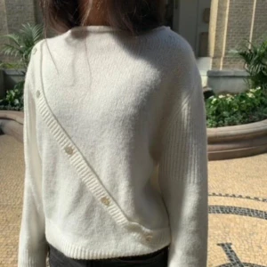 Design by si - Vit stickad tröja från Design By Si. Använd fåtal gånger så fint skick. Nypris 423kr. Säljer då den inte kommer till användning. Storlek XS/S. Tryck gärna på köp nu.