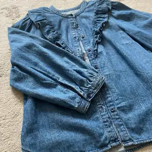 Jätte fin jeans blus med lite kortare ärmar från Lindex kollektion Holly&Whyte. Köp via ”köp nu”  Bra skick💙