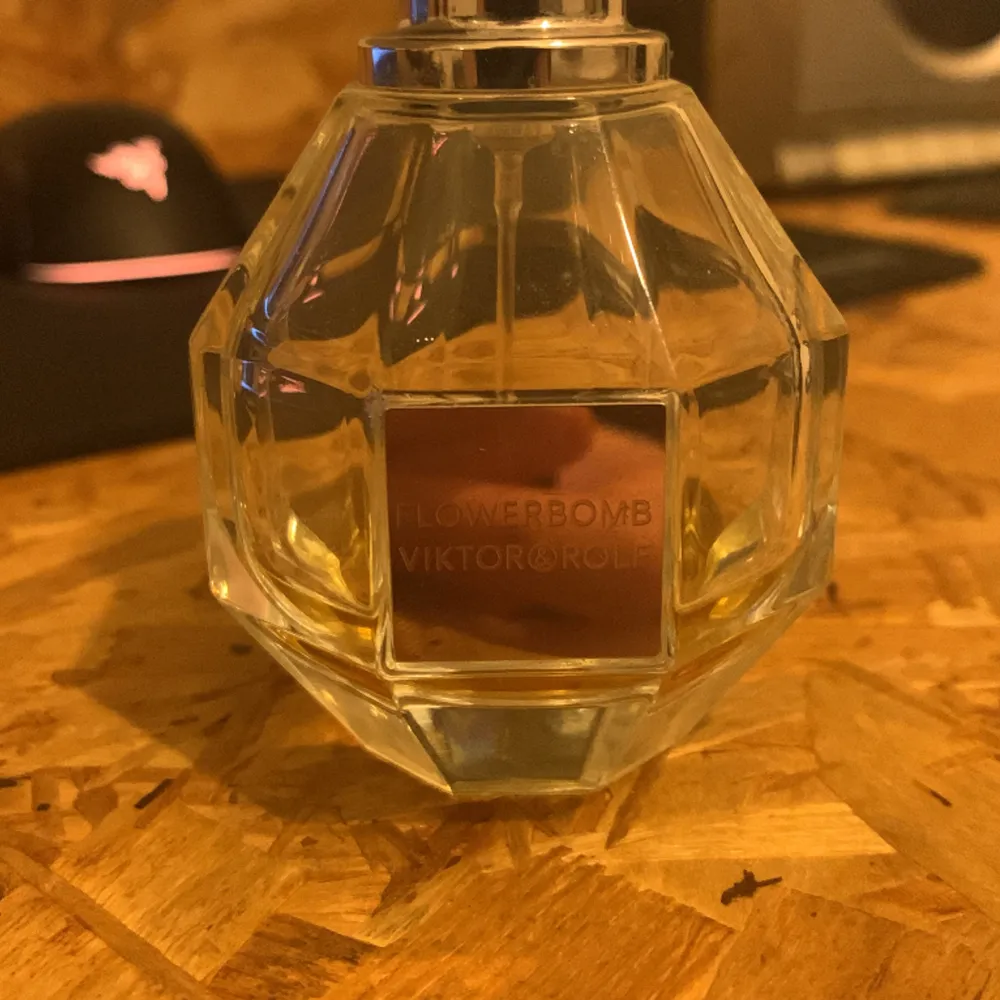 Säljer denna Viktor&Rolf Flowerbomb parfym (dam-doft). Det är ca 10-15 ml kvar i flaskan, perfekt för dig som vill köpa och prova först. Och med tanke på priset är det mycket värt jämfört med andra parfymer på Plick. pm för fler bilder! . Övrigt.