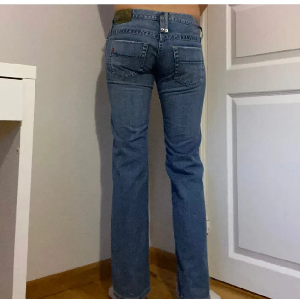 Så snygga LÅGMIDJADE jeans. Dessa är sjukt snygga men passar inte helt i midjan. De är inte använda av mig och lappen rä kvar. Kom med rimliga prisförslag!!!. Jeans & Byxor.