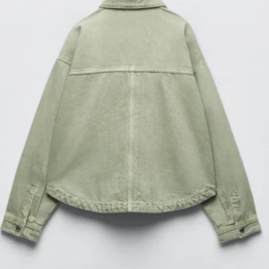 GREEN JEANS JACKET - Hör gärna av er vid bilder hur den sitter på. Den är använd men inga skavanker eller så men det finns tecken på användning.Det är storlek L men sitter som en S/M ungefär Jätte fin men jag var sugen på något nytt💞