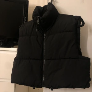Svart väst - En croppad, svart väst från ASOS som aldrig kommit till användning. Så den är som ny ☺️