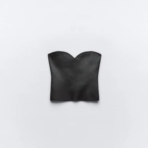 Zara topp - Säljer min svarta zara topp💕💕Helt oanvänd med lappen på!! Den är slut på zaras hemsida