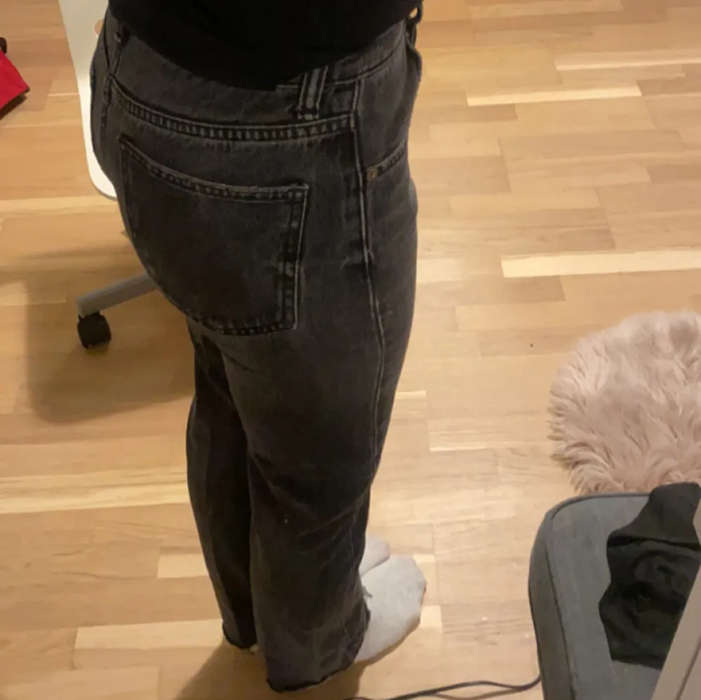 Mid waist straight svarta jeans från zara❣️ Jättefina men tyvärr lite för små i midjan, kom privat för fler frågor eller bilder❤️. Jeans & Byxor.