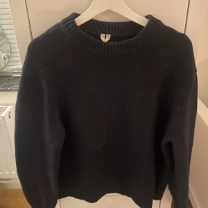 Stickad tröja  - Säljer min stickade tröja från Arket.   Använd men fortfarande i fint skick, något nopprig dock!   Tröjan är i 65% ull och 35% polyamid🤍