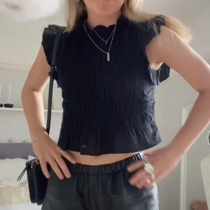 Design by si topp - Säljer en jätte söt design by si topp då den inte passar längre! Inga defekter eller fel med den. Passar både Xs och S💕 har för mig att den är helt slutsåld på hemsidan!🥰