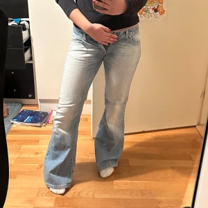 Lågmidjade jeans - Jätte snygga jeans som är för små för mig. Inga defekter.😊(midjemått: 37 innerbenslängd: 75)står storlek 28 i byxan