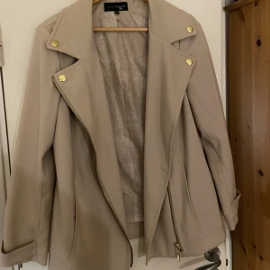 Jacka - En fin beige vårjacka! 🌸
