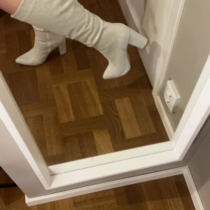 Glittriga boots - Hej jag säljer mina boots som jag tänka ha på the eras tour. 🩷 Helt nya och ej använda. 