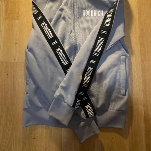 Hoodrich kofta  - Hoodrich kofta som är i bra skick. Används några gångar men inte mycket alls 