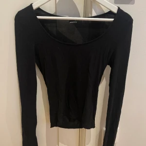 Soft touch jersey topp - Säljer denna då den inte kommer till användning, den är i jättefint skick förutom ett litet hål vid sliten längst ner på ena ärmen men inget som man lägger märket till när man har på sig tröjan. Därför lite lägre pris.
