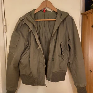 Jacka - En fin vårjacka i en grön färg med luva! Mycket fin 💚