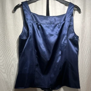 Satin topp - Marinblå topp i satintyg. Finns ingen lapp men skulle uppskatta till xs💞