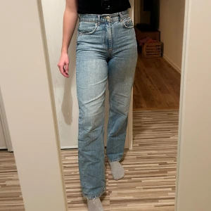 Högmidjade raka jeans  - Klarblå högmidjade jeans med raka ben från Gina Tricot storlek 34. Sitter som en smäck runt midjan med gott om plats kring låren. Mycket fint skick. 
