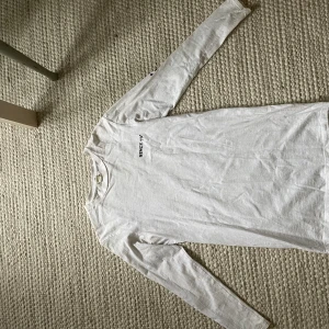 Tröja från Billabong - Långärmad tröja/klänning från Billabong. Storlek 8, skulle säga att det motsvarar S. Tryck på ryggen. Väldigt sparsamt använd. 