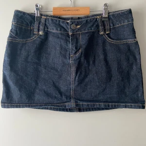 ONLY jeanskjol - En jättesnygg low waist jeanskjol ifrån ONLY✨Den är i ganska bra skick! Säljer då den tyvärr är för stor för mig💞 Skriv om ni har några funderingar!
