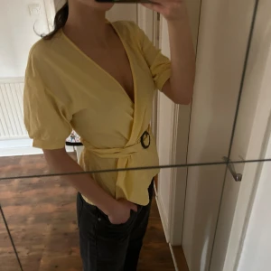 Gul tröja - Köptes på Sellpy, aldrig snvänd