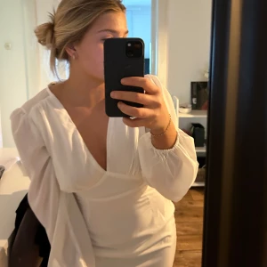 Studentklänning med prislapp - Säljer denna fina studentklänning från Nelly x glamorous. Köpt förra året.  Helt oanvänd med prislapp.   Storlek 36/S 