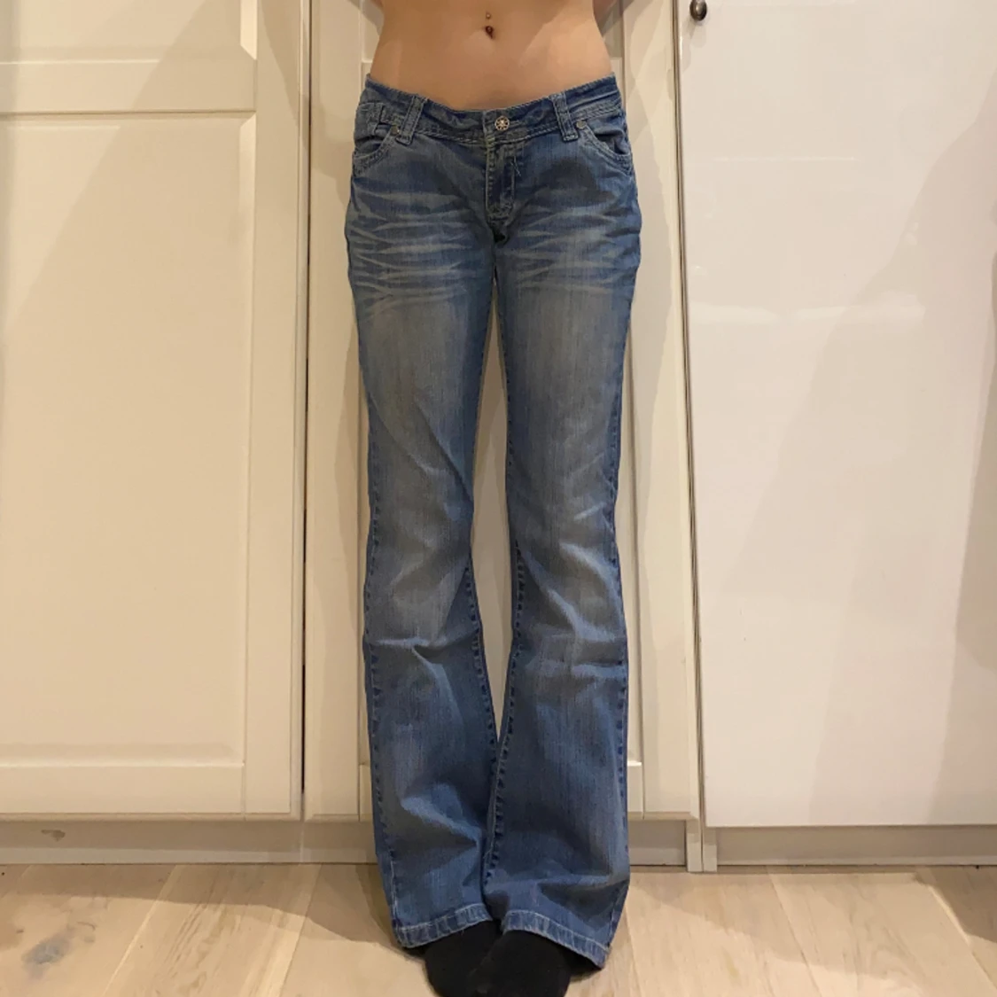 lågmidjade bootcut jeans med snygga detaljer💕 - 90