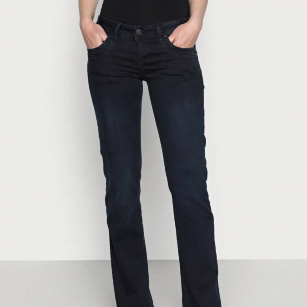 Säljer mina supersnygga LTB jeans Valerie low bootcut i storlek 25/32. Inga defekter utan säljer pga passar inte min kroppstyp, men annars supersnygga! Jeansen är slutsålda i storlek. Köptes för nypris 900:-. Jeans & Byxor.