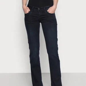 Ltb jeans - Säljer mina supersnygga LTB jeans Valerie low bootcut i storlek 25/32. Inga defekter utan säljer pga passar inte min kroppstyp, men annars supersnygga! Jeansen är slutsålda i storlek. Köptes för nypris 900:-