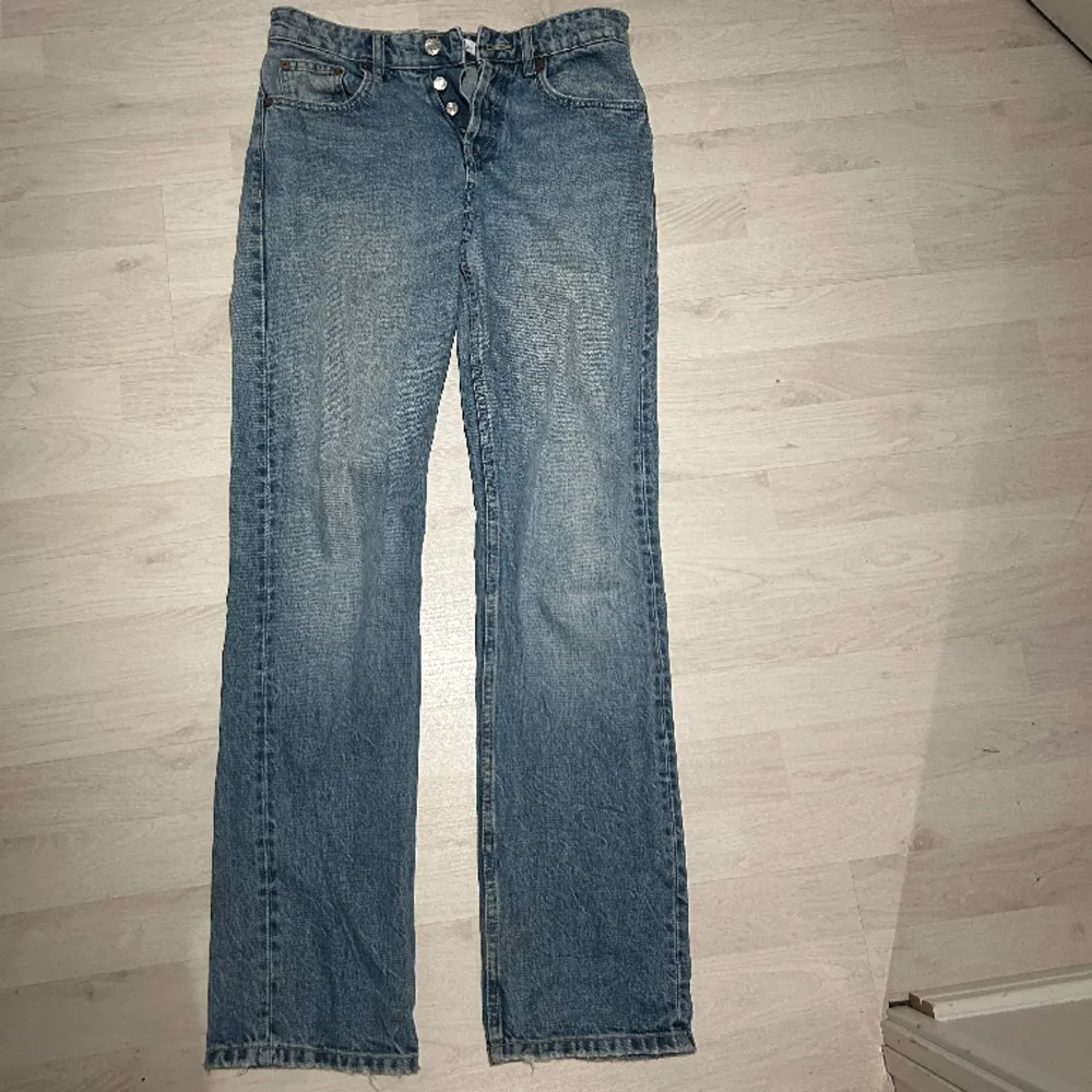 jättefina blåa zara jeans i mid waist, storlek 34💓💓 Sparsamt använda och är som i nyskick. Köpa för 379 och säljer för 170💓💓. Jeans & Byxor.