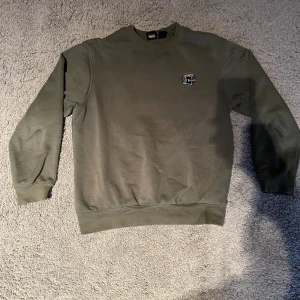 Pull and bear tjocktröja  - Pull and bear tjocktröja säljs för mycket bra pris i bra skick!