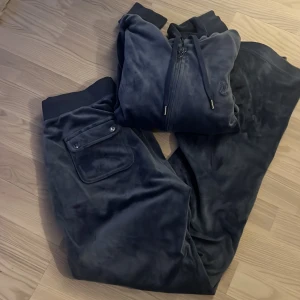juicy couture - Hej! Jag säljer mitt grey blue juicy sett pga att det ej kommer till användning. Settet är bara använt några få gånger och är i nyskick! Båda delarna är i storlek S Pris kan diskuteras! Hör av er vid frågor eller funderingar ☺️