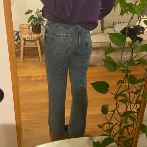 Zara jeans - Modellen heter the 90’s full length  Höga i midjan och långa i benen Superfint skick