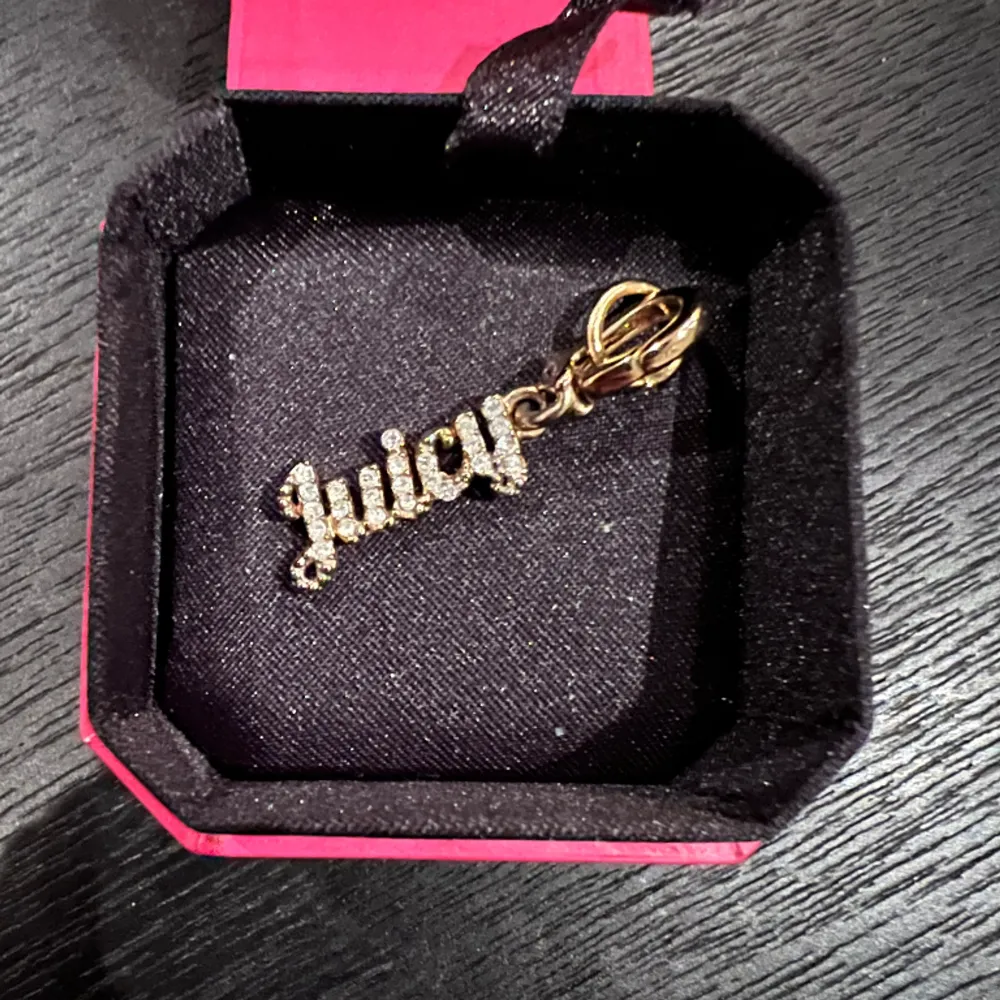 Säljer nu min juicy couture berlock som aldrig har använts och är därför i nyskick🤩💕. Accessoarer.