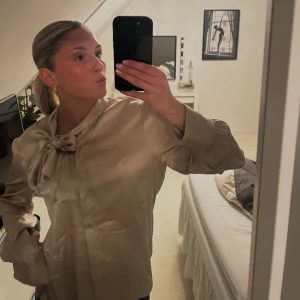 Blus - Super fin blus i toppen skick! ❤️🥳