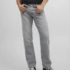 Nu säljer jag mina gråa jeans från Jack & Jones. Säljer eftersom att dom bara ligger i garderoben och inte används. Byxorna är i väldigt fint skick! Skriv om du har några funderingar. Nypris 600, mitt pris 285!
