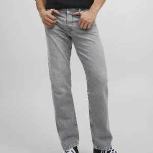 Jack & Jones jeans Chris/relaxed - Nu säljer jag mina gråa jeans från Jack & Jones. Säljer eftersom att dom bara ligger i garderoben och inte används. Byxorna är i väldigt fint skick! Skriv om du har några funderingar. Nypris 600, mitt pris 285!