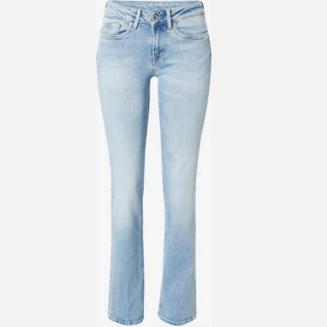 Pepe jeans - Bootcutjeans från Pepe Jeans. De är helt oanvända och har lappar kvar. Säljer då de är lite för korta. Midjemått: 37cm rakt över. Innerbenslängd: 82cm. Nypris 1100kr. Skriv privat för bilder eller frågor💗