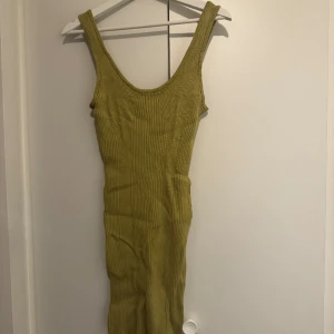 Klänning - Klänning i storlek XS. Använd 2 gånger.