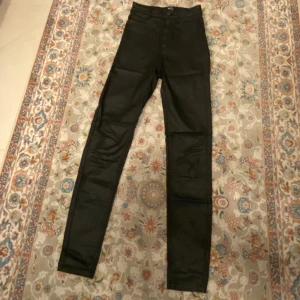 Svarta Coated Jeans - Fina Coated Jeans i bra skick, i stl 34🎀