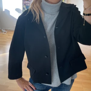 Svart kappa med trekvartärm  - Så snygg!💓💓 strl xs-m