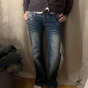 Low waisted jeans - Galet snygga low waisted jeans!! Säljer då tyvärr är lite stora för mig💘🤗