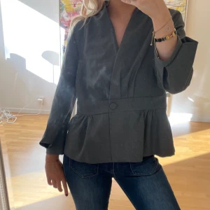 Kort kappa  - Fungerar som kofta eller vår jacka ❤️