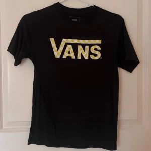 Vans T-shirt - Vans tröja köpt i fysiks butik och använd fåtal gånger och har hängt i garderoben i 3 år. Står att den är storlek S men sitter ganska tight så hade passat en XS. Inga synliga deffekter, trycket är helt och inga skador.  Nypris: 399 Mitt pris: 200