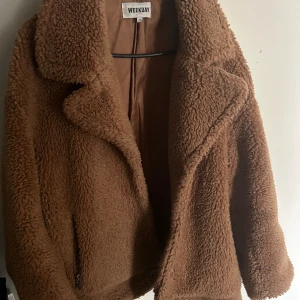 Jacka - Teddy Jacka, storlek XS men oversized, så passar mig som är 165 cm väldigt bra.   Köpt från weekday vintern 2022 för 1200 kr, använd vid 5-10 tillfällen.
