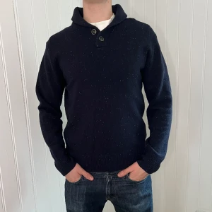 Stickad tröja  - East West Stickad Tröja | Skick 9/10 | storlek L | pris 199kr | Modellen på bilden är 187cm | Fraktar via PostNord och Instabox på köparens bekostnad:)  Hör av dig vid frågor och funderingar mvh 